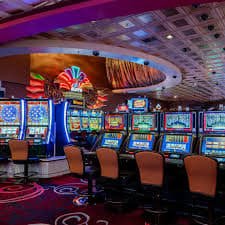 Live Baccarat စားပွဲ Dealer နှင့် Player ကတ်ဖြန့်မြင်ကွင်း
